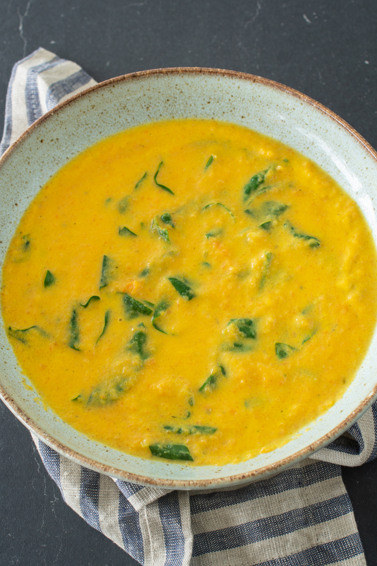 Einfache Karottensuppe mit frischem Spinat