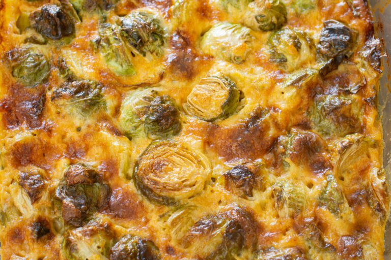 Cremiger Rosenkohl-Auflauf mit Käse - LieberBacken