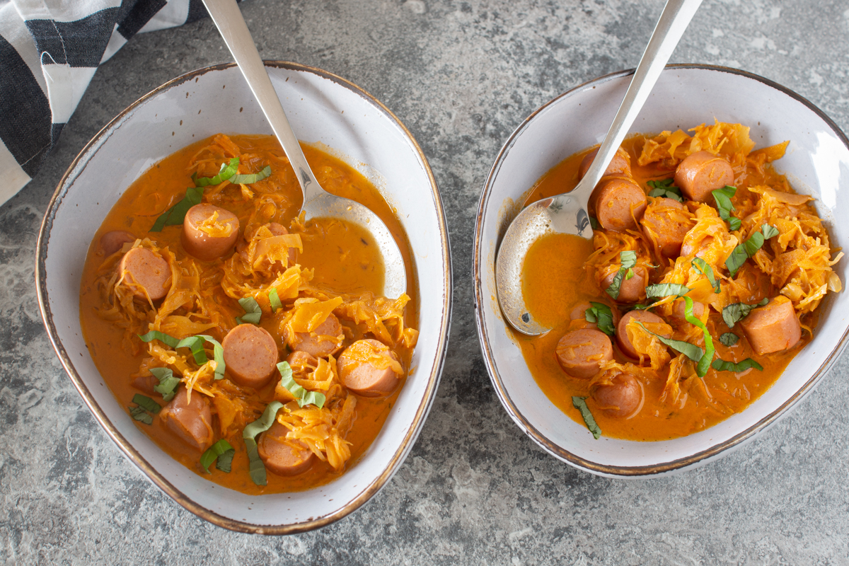 Sauerkrautsuppe mit Würstchen