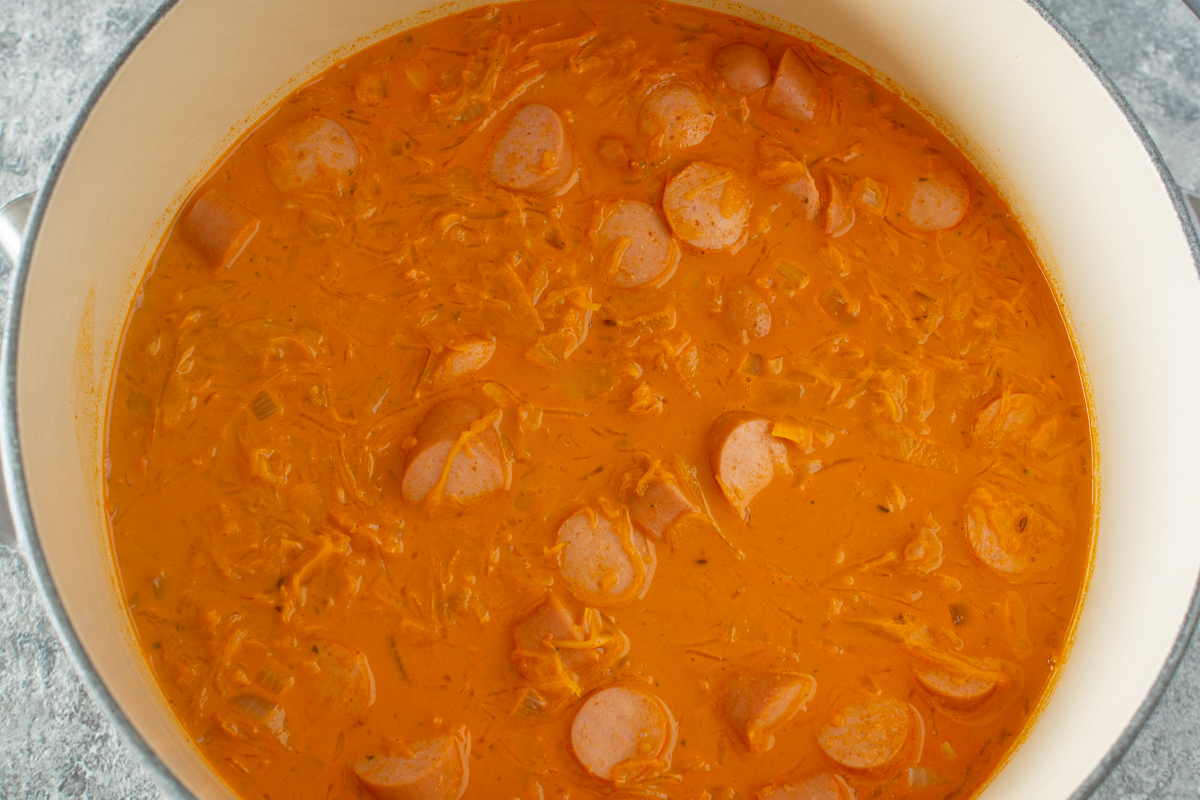 Einfaches Rezept für Sauerkrautsuppe mit Würstchen
