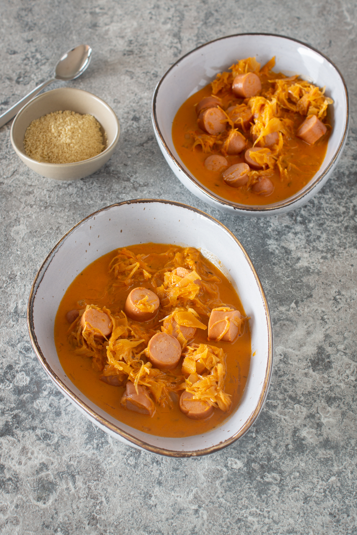 Suppe mit Sauerkraut und Würstchen