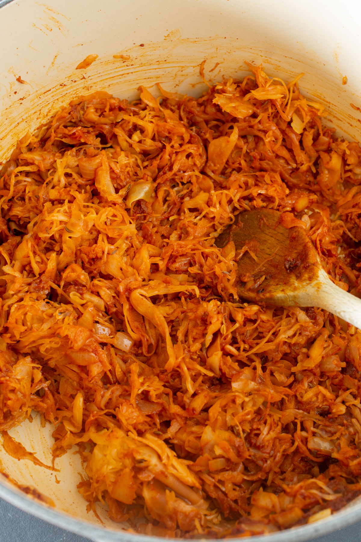 Sauerkrautsuppe mit Gewürzen zubereiten