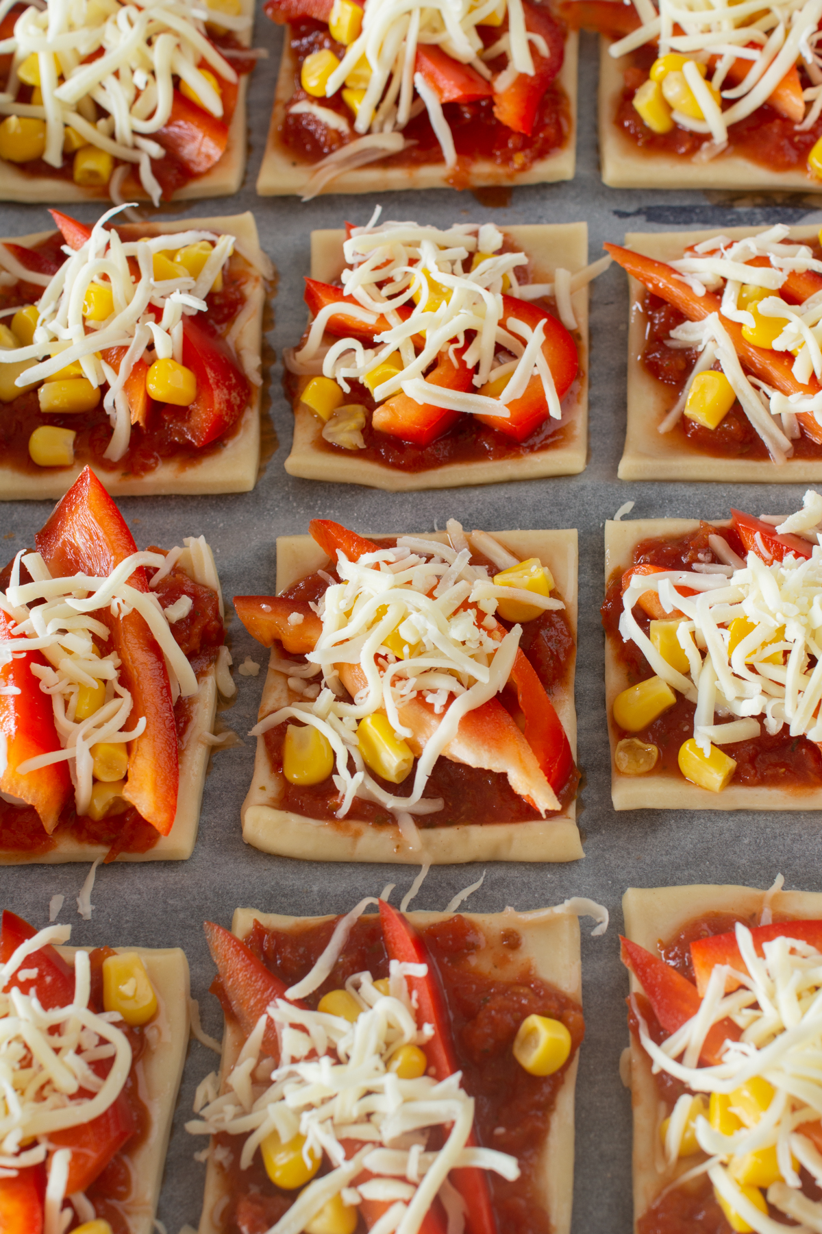 Kleine Pizzastücke als Fingerfood für die Kinderparty