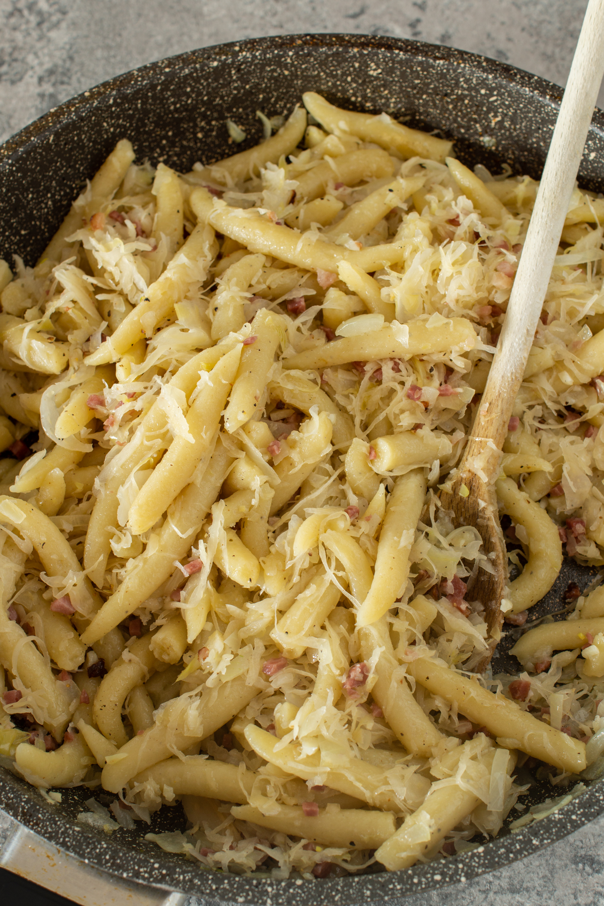 Schnelle Schupfnudelpfanne mit Sauerkraut und Speck