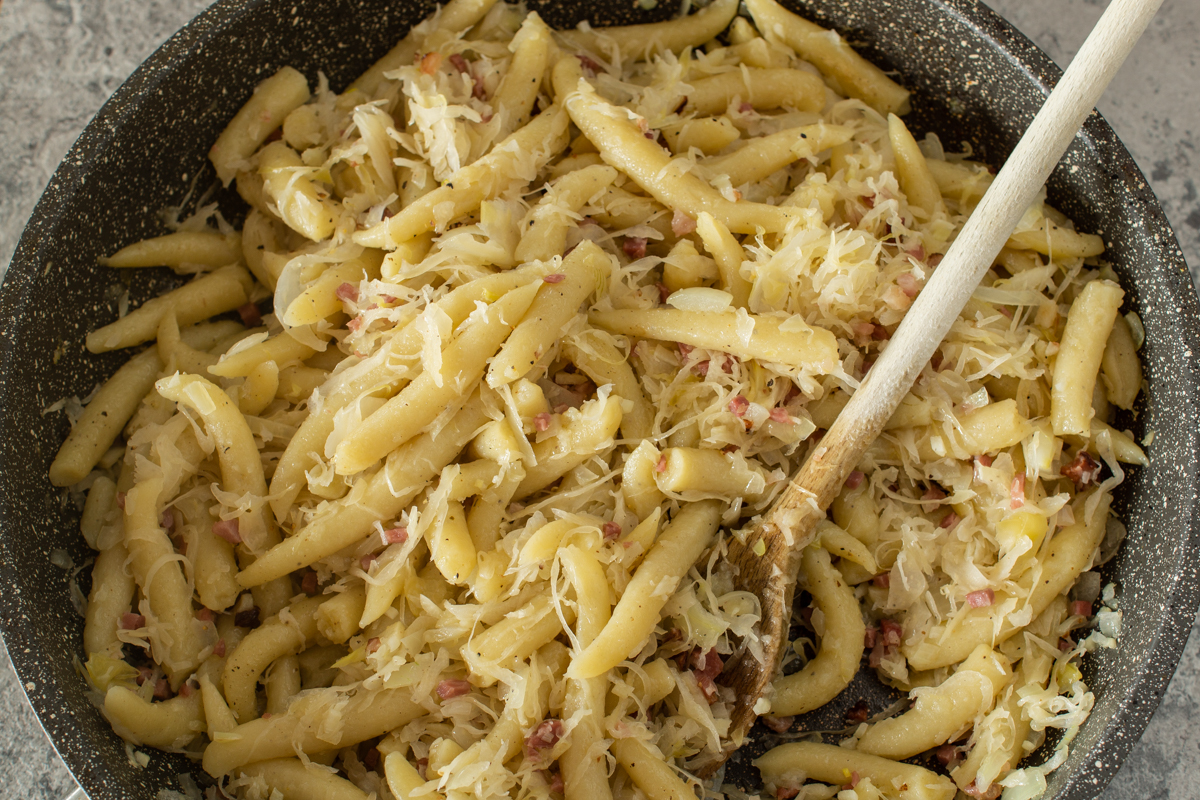 Herzhafte Schupfnudeln mit Sauerkraut | Schnelles Pfannengericht ...