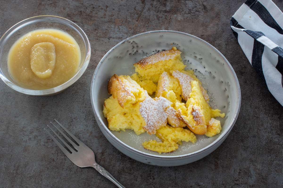 Einfacher Polenta-Auflauf | Glutenfreier Polentaschmarrn mit Apfelmus