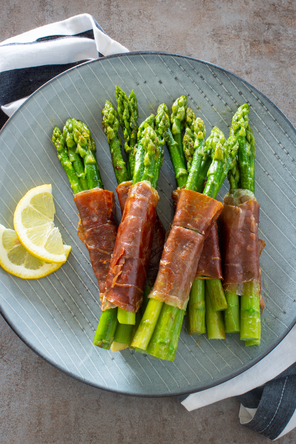 Grüner Spargel im Schinkenmantel | Scharf angebraten und richtig lecker