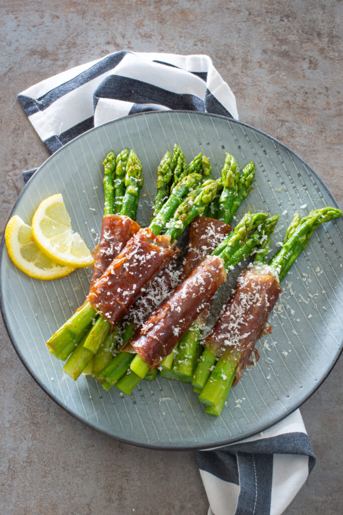 Grüner Spargel im Speckmantel - LieberBacken