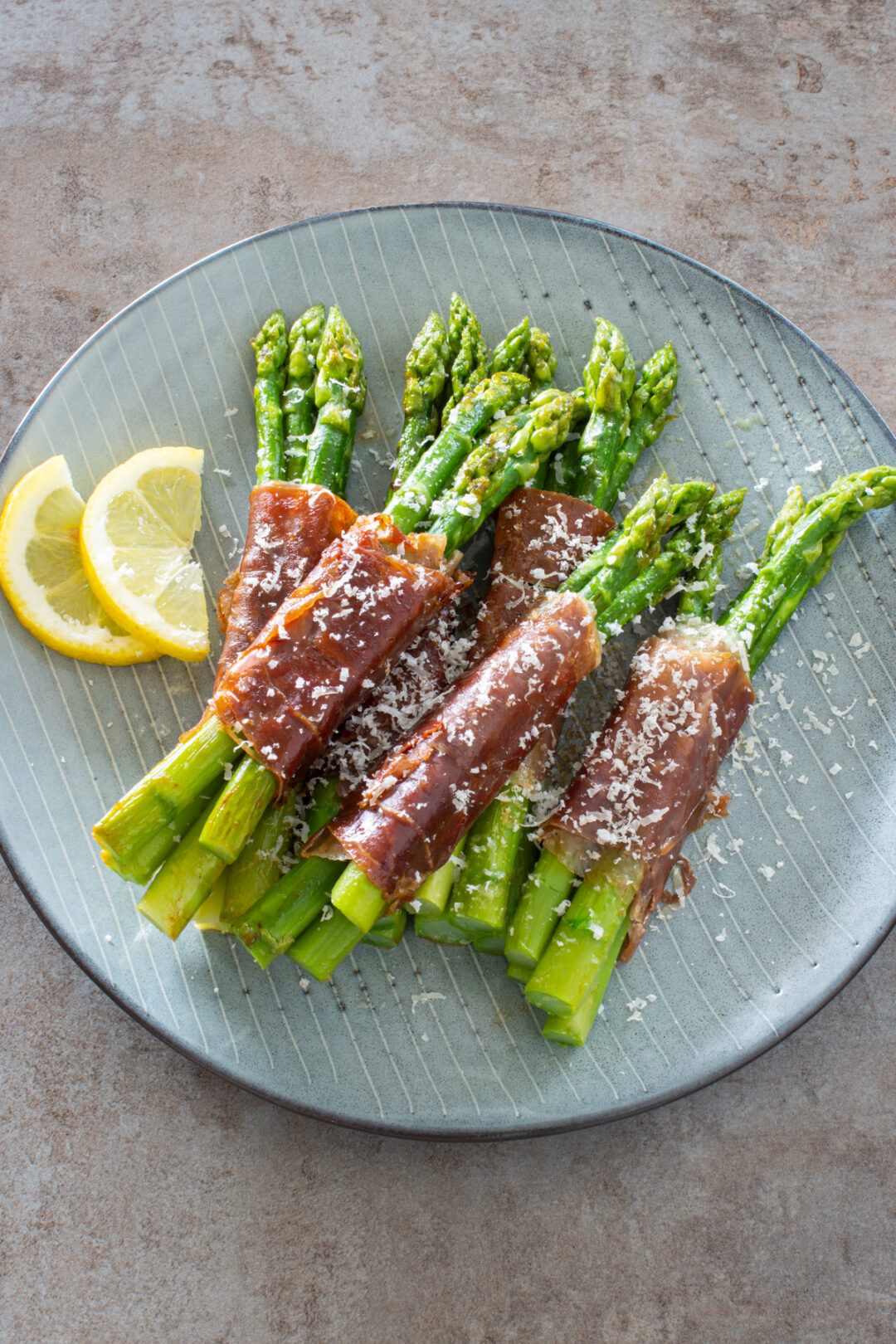Grüner Spargel im Speckmantel - LieberBacken