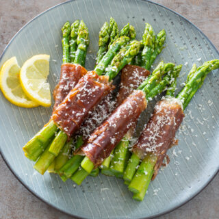 Spargel mit Parmaschinken und Parmesan