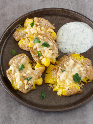 Quetschkartoffeln mit Knoblauch, Parmesan und Schnittlauch-Dip