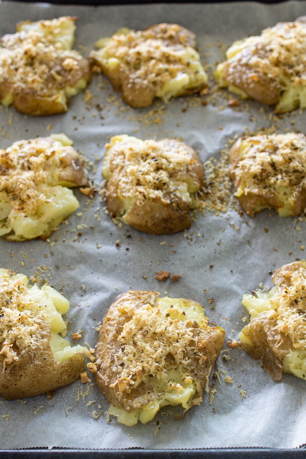 Blechgericht mit Quetschkartoffeln