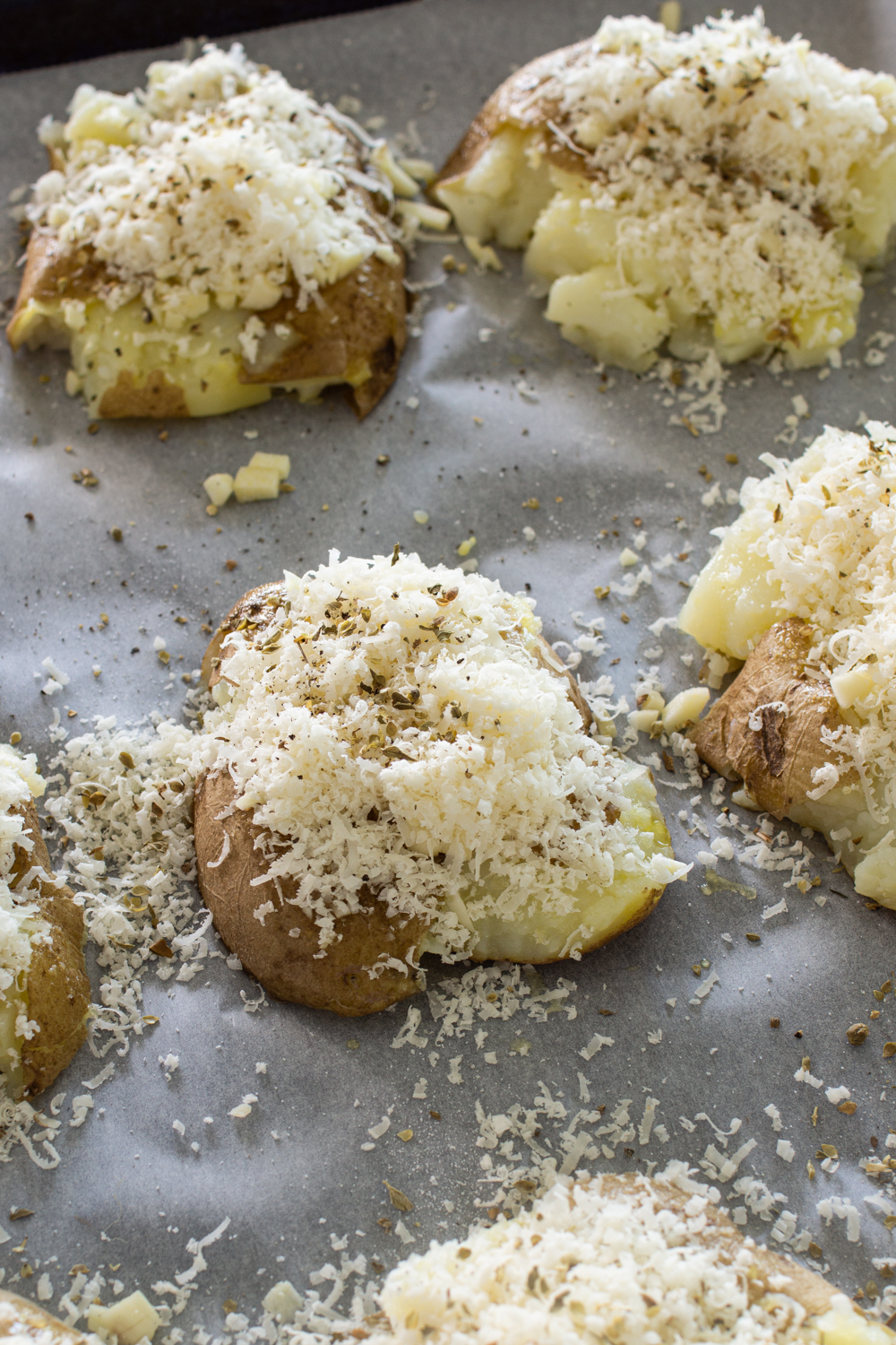 Kartoffeln vom Blech mit Knoblauch und Käse