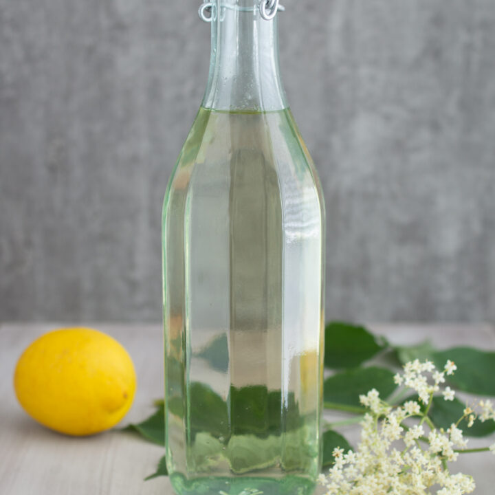 Holunderblüten-Sirup selber machen - LieberBacken