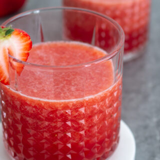 Sommerlicher Erdbeerdrink mit frischen Erdbeeren (ohne Alkohol)