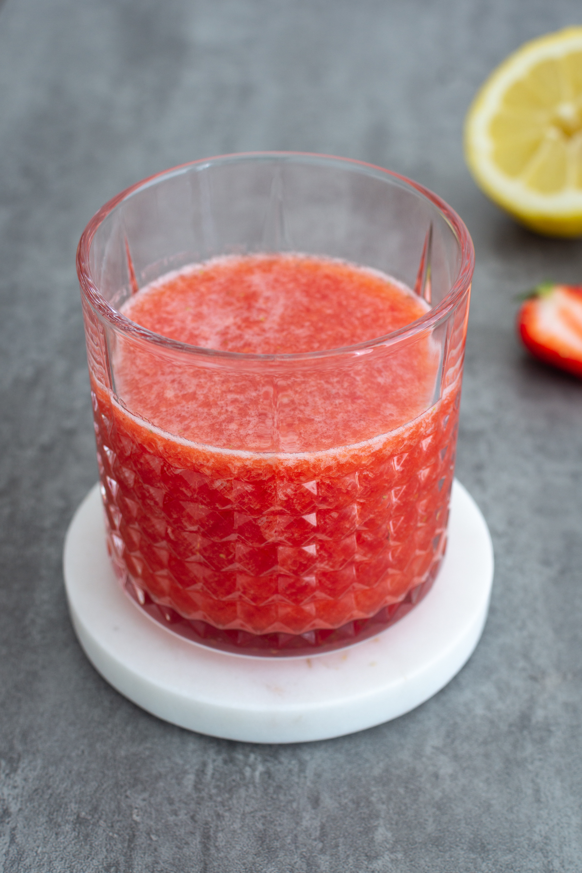 Fruchtiges Getränk mit Erdbeeren für den Sommer