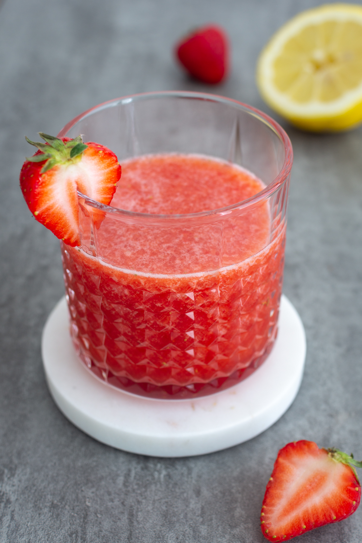 Fruchtiger Durstlöscher mit Erdbeeren (ohne Alkohol)