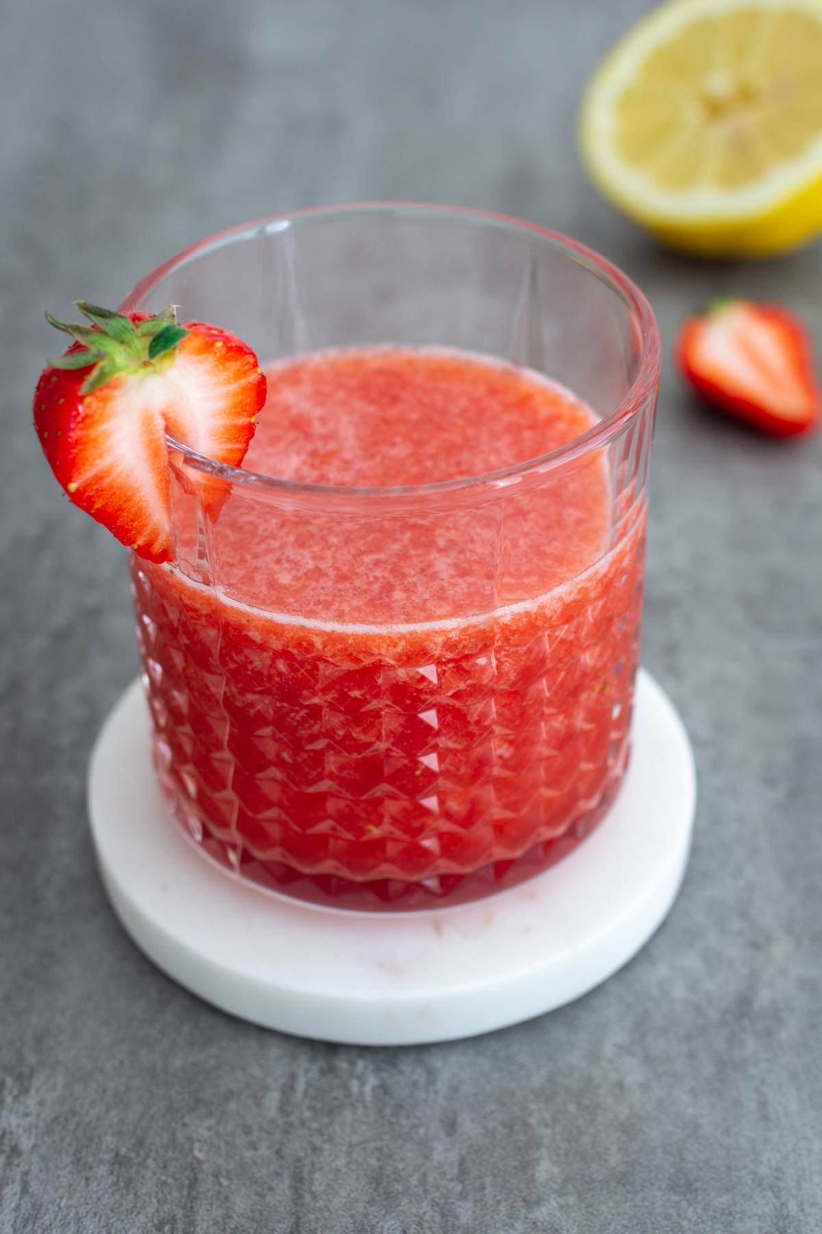 Fruchtiger Sommerdrink mit Erdbeeren (ohne Alkohol)