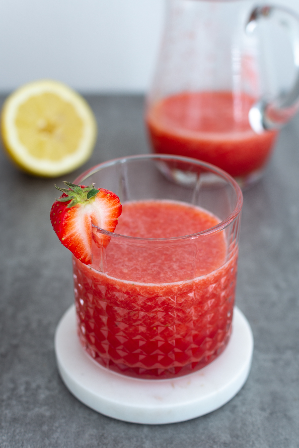 Sommerlicher Erdbeerdink mit frischen Erdbeeren und Zitronen