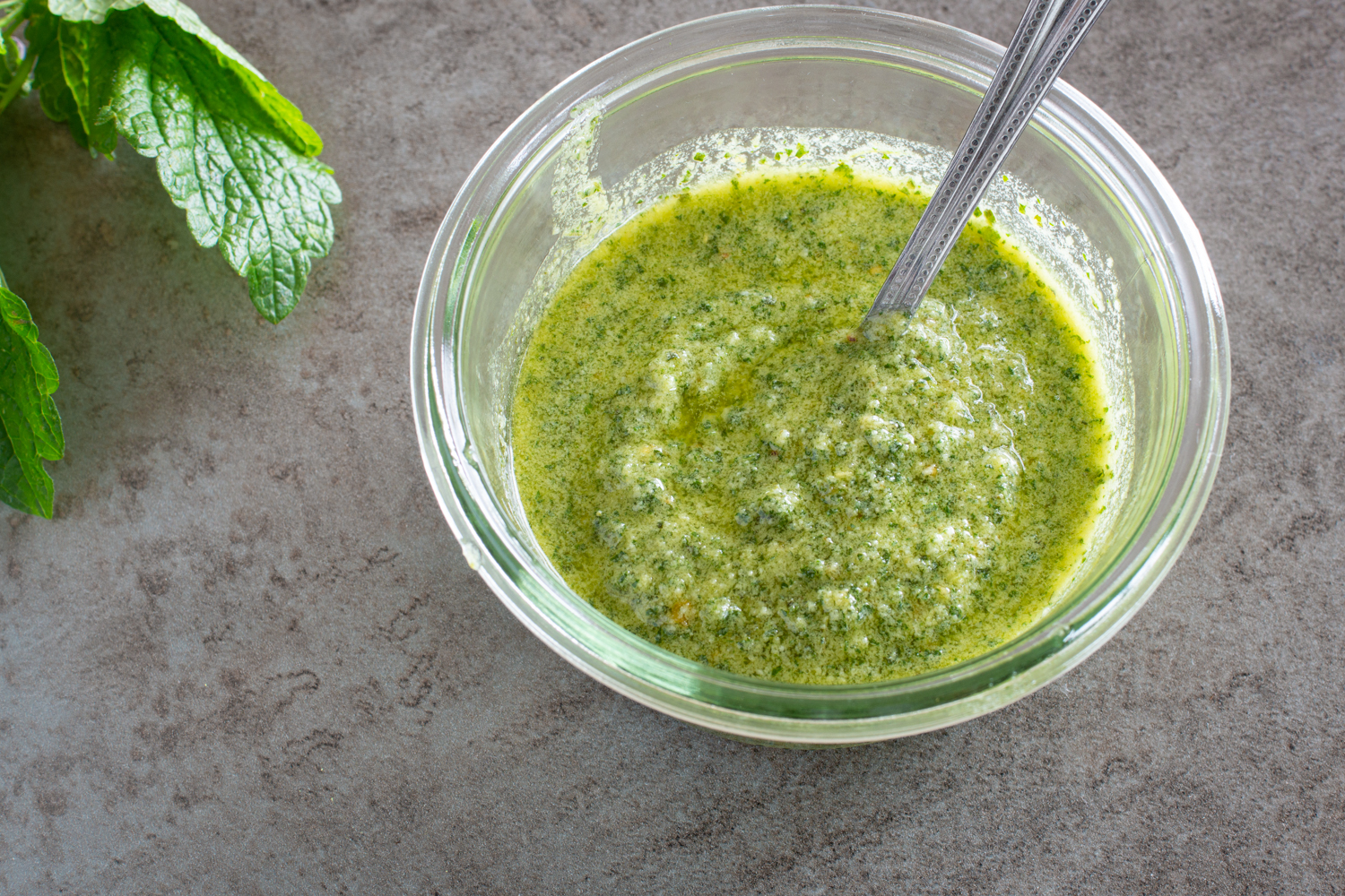 Leckeres Pesto aus Zitronenmelisse, Parmesan und Olivenöl
