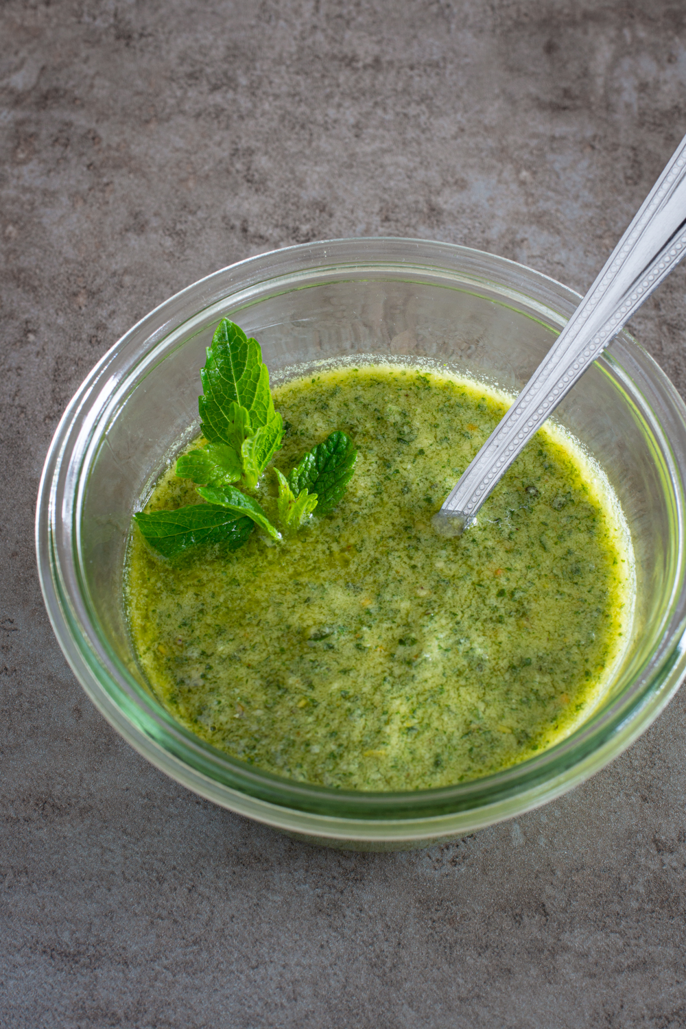 Zitronenmelisse zu Pesto verarbeiten