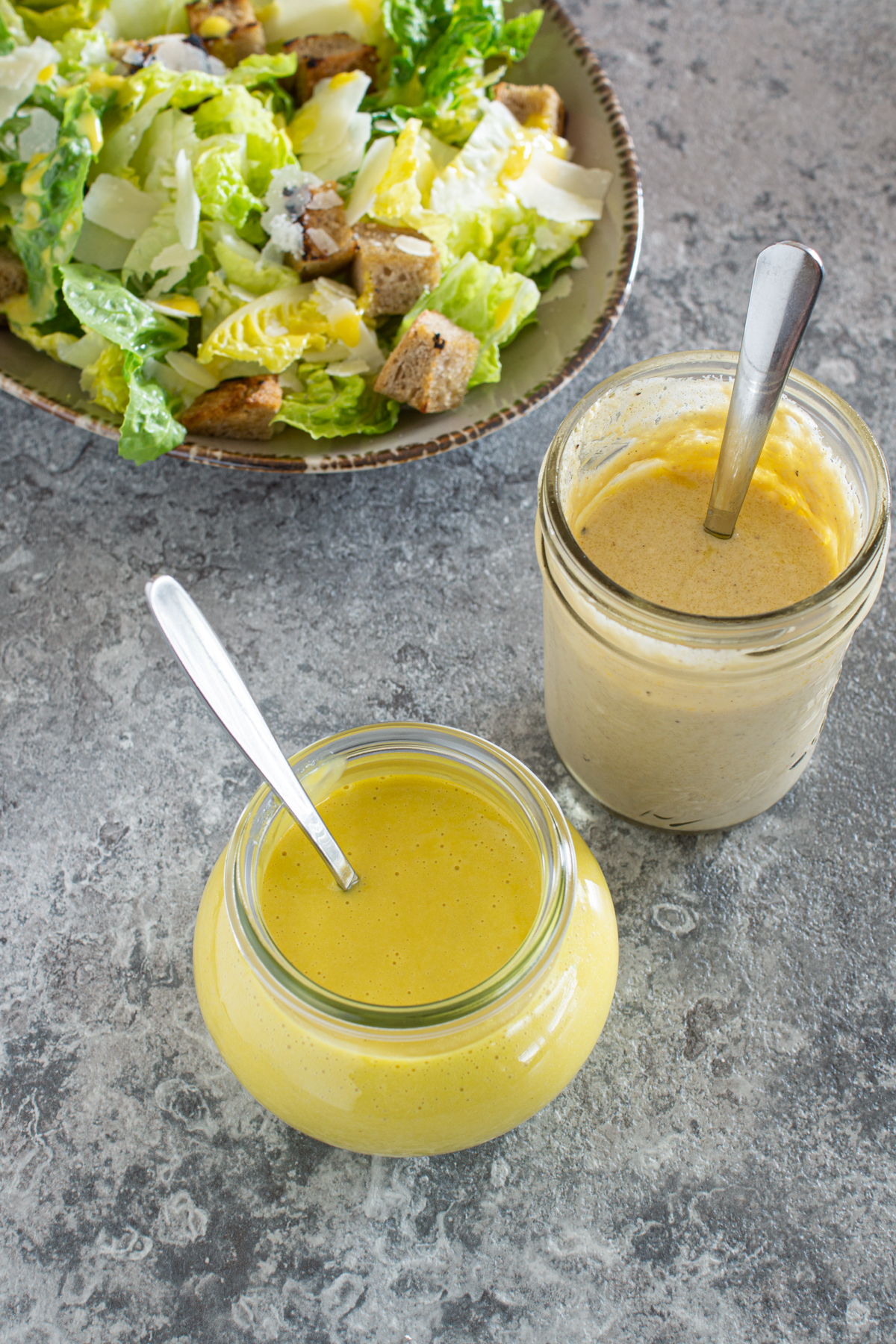 Caesar Dressing Varianten - mit Ei oder lieber ohne Ei?