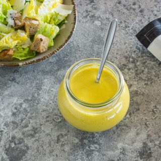 Caesar Dressing mit Ei