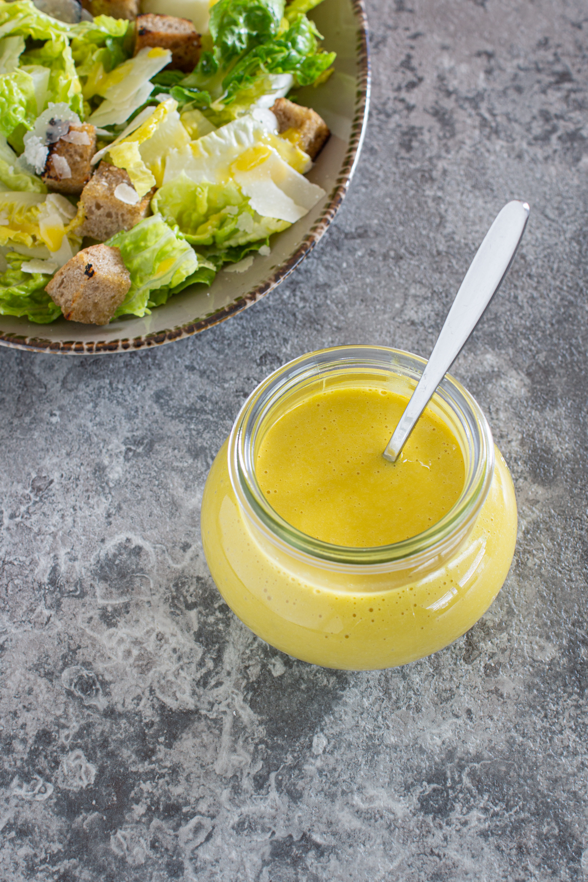 Caesar Dressing mit Ei und Sardellen