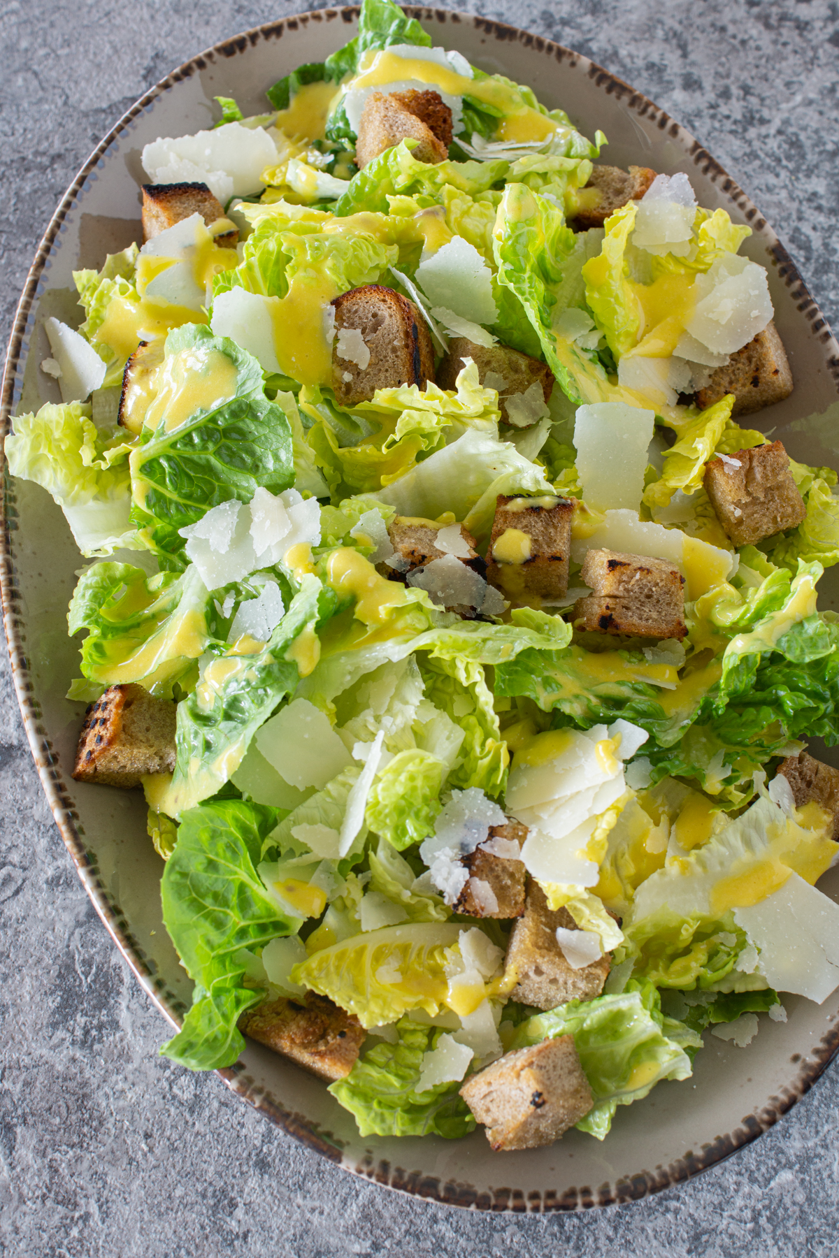 Klassischer Caesar Salad mit Dressing