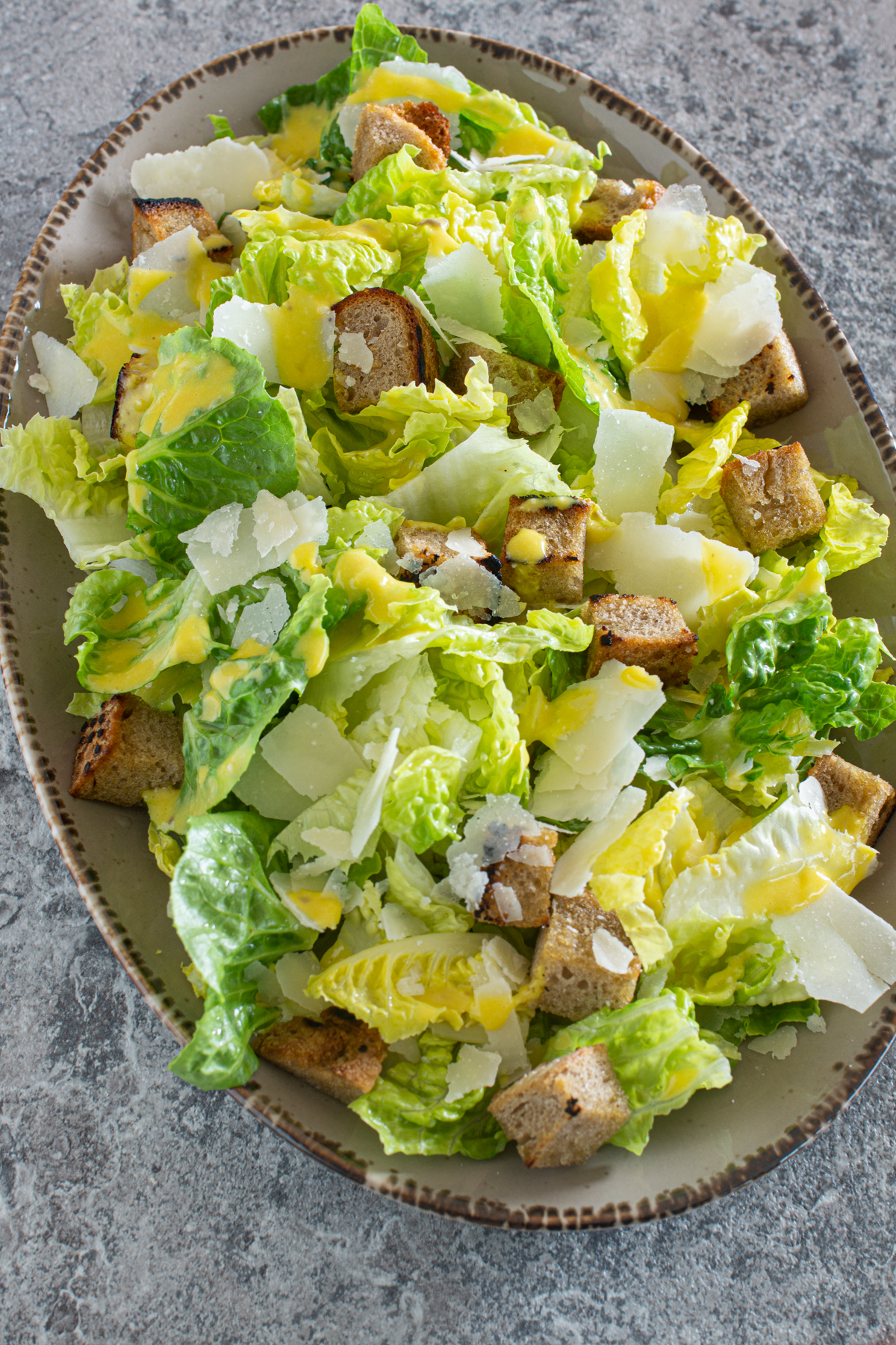 Klassischer Caesar Salad mit knackigen Salatherzen