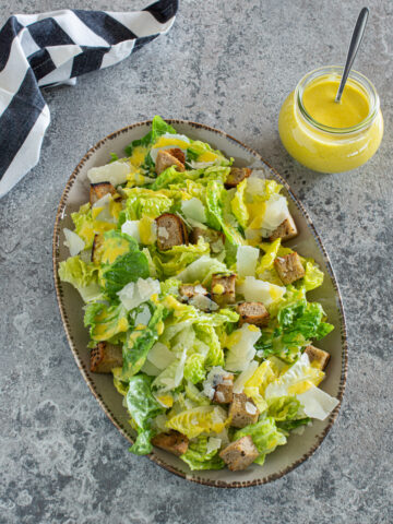 Klassischer Caesar Salad mit Dressing | Einfaches Rezept