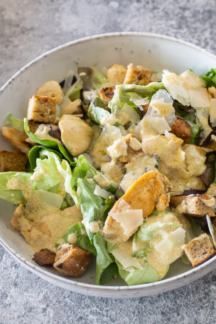 Caesar Salad mit Hähnchenstreifen und Dressing - LieberBacken