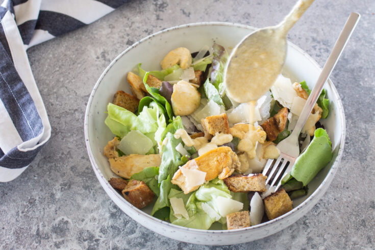 Caesar Salad mit Hühnerbruststreifen und Dressing