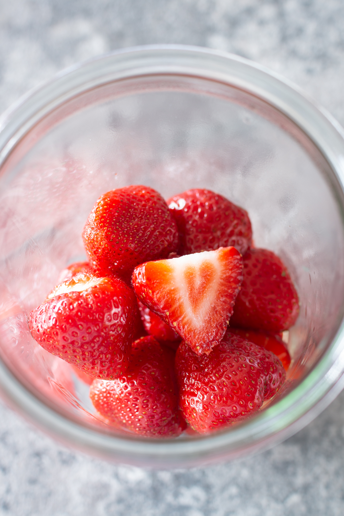 Erdbeeren schneiden und vorbereiten für den Fruchtessig