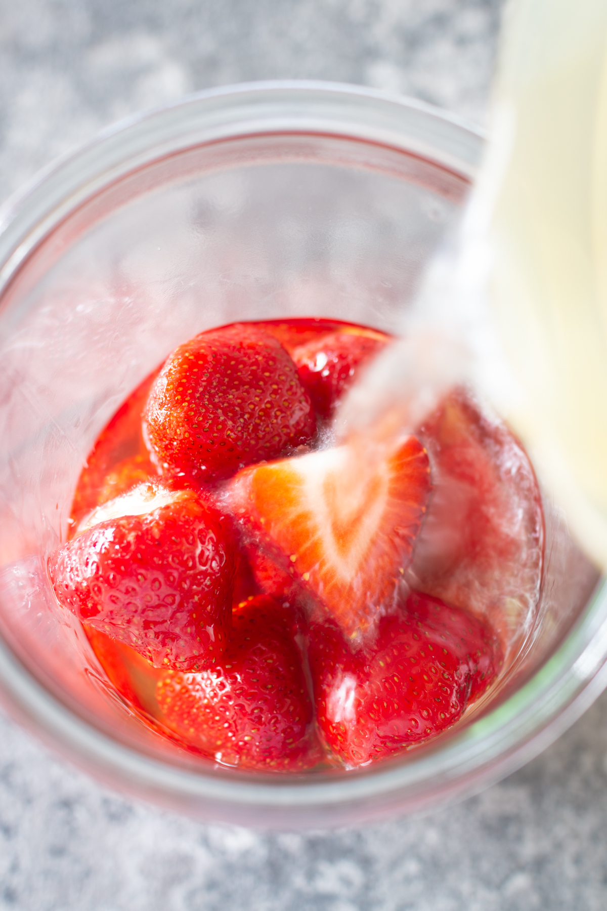 Erdbeeren mit Weißweinessig übergießen
