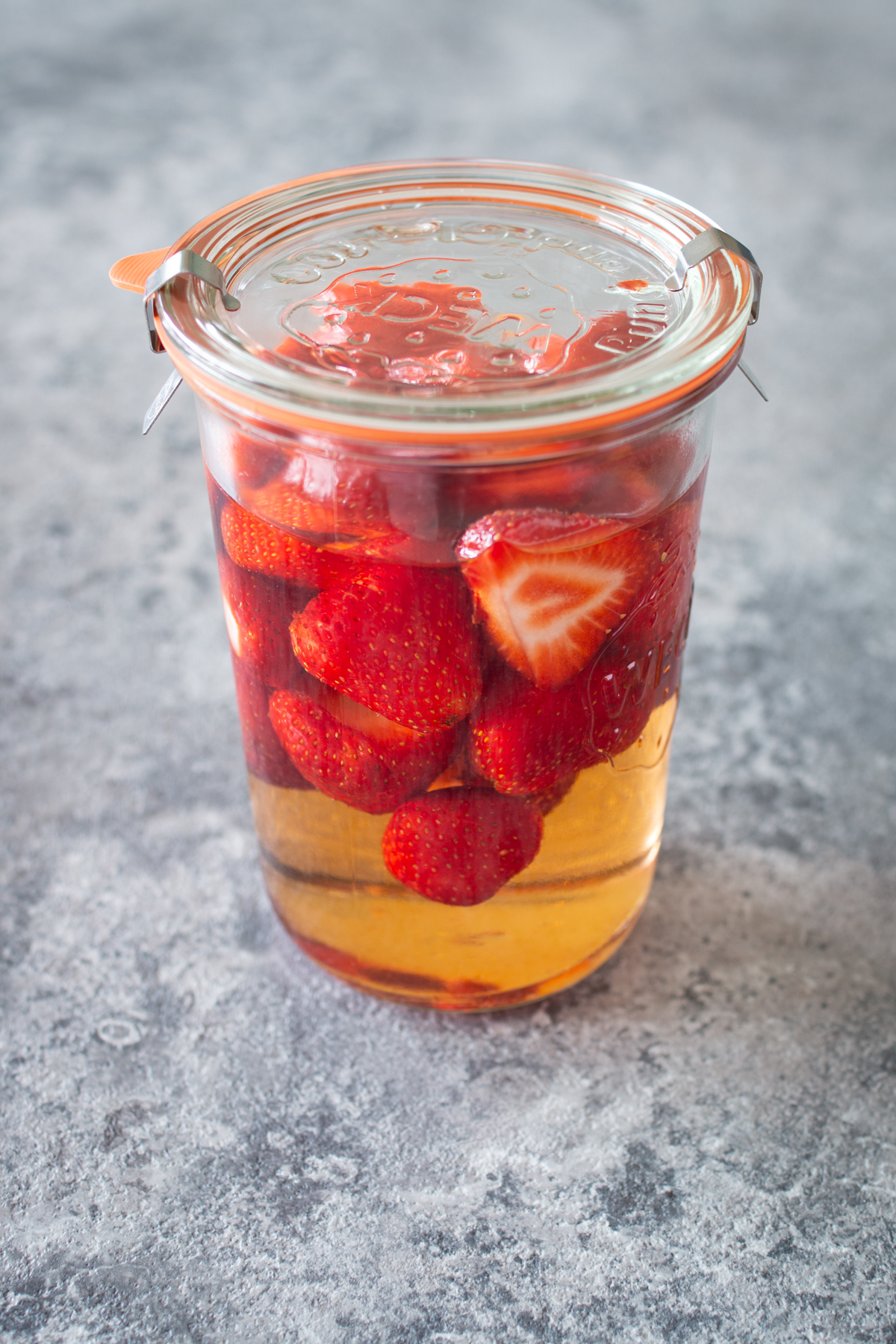 Fruchtessig mit Erdbeeren selber machen