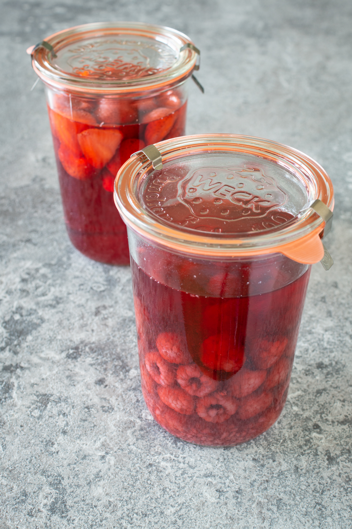 Fruchtessig mit Himbeeren und Erdbeeren