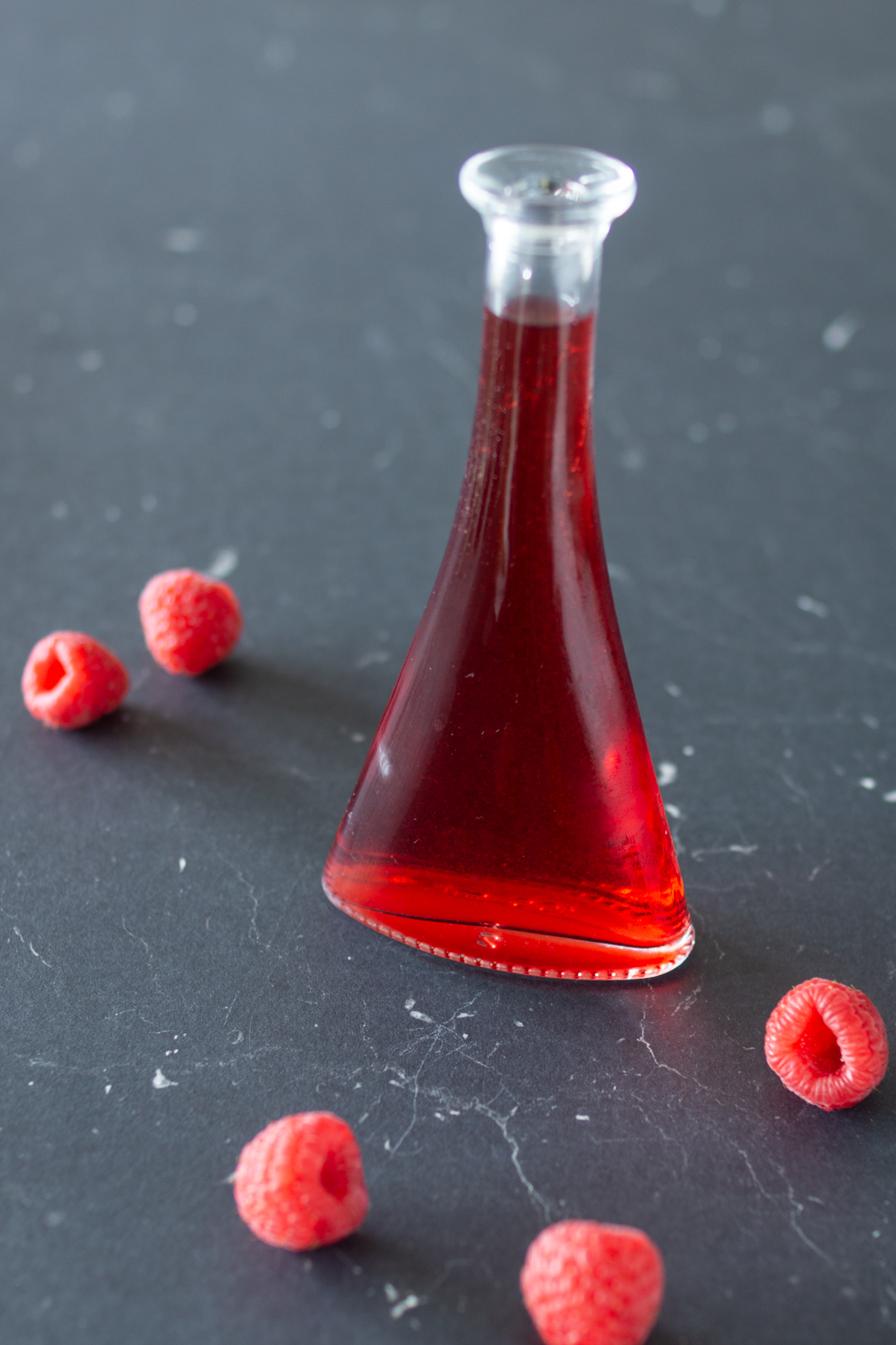Einfaches Rezept für selbst gemachten Himbeeressig