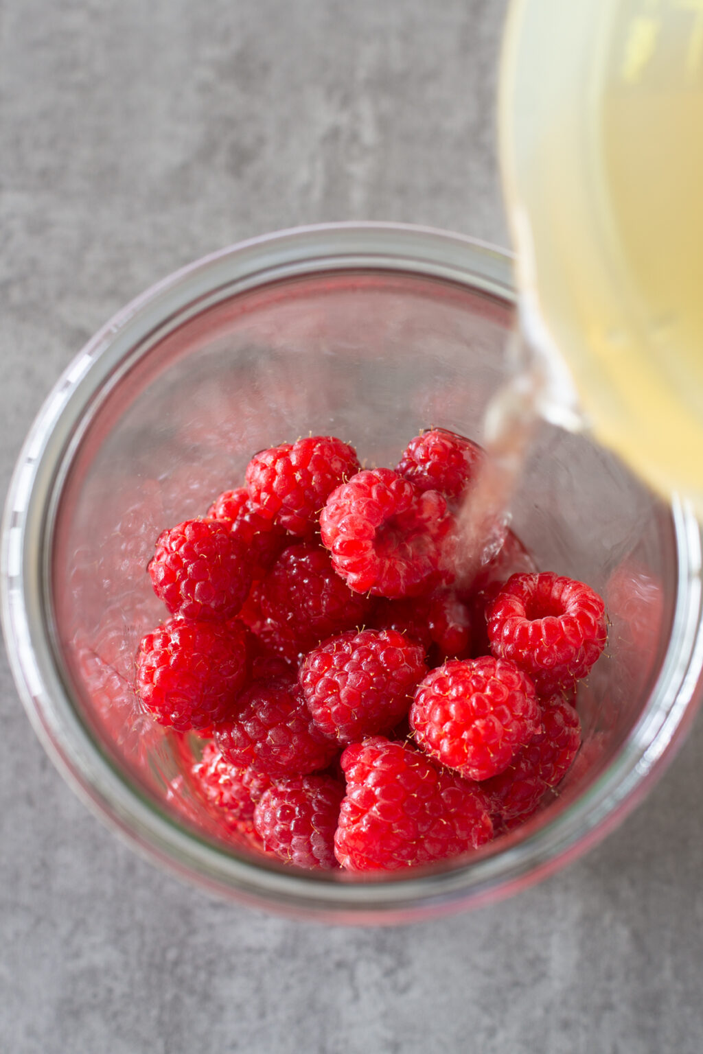 Fruchtiger Himbeeressig | Fruchtessig ansetzen - LieberBacken Fruchtiger Himbeeressig | Fruchtessig ansetzen - LieberBacken