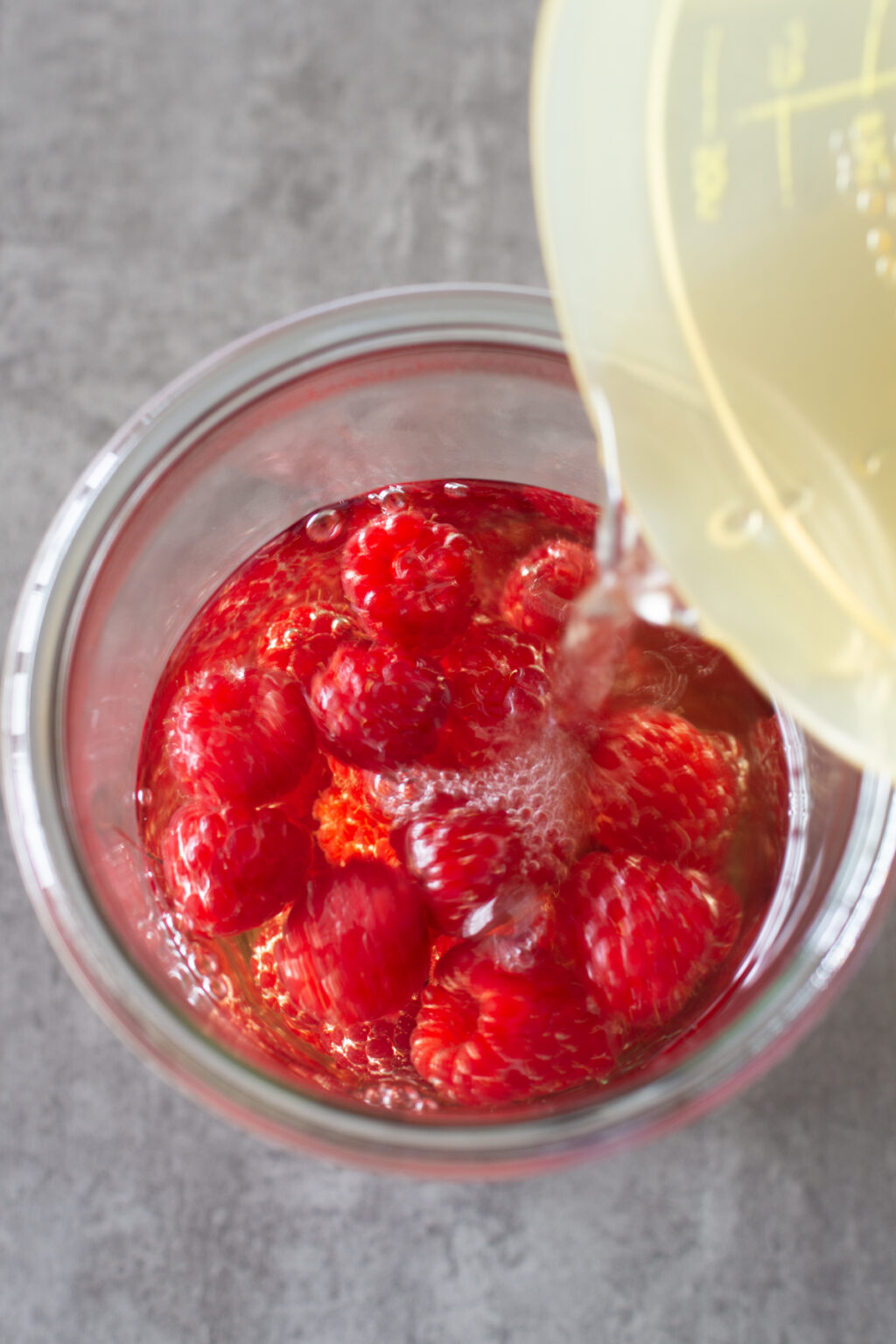 Fruchtiger Himbeeressig | Fruchtessig ansetzen - LieberBacken Fruchtiger Himbeeressig | Fruchtessig ansetzen - LieberBacken