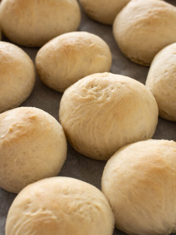 Fluffig weiche Schokobrötchen backen - LieberBacken