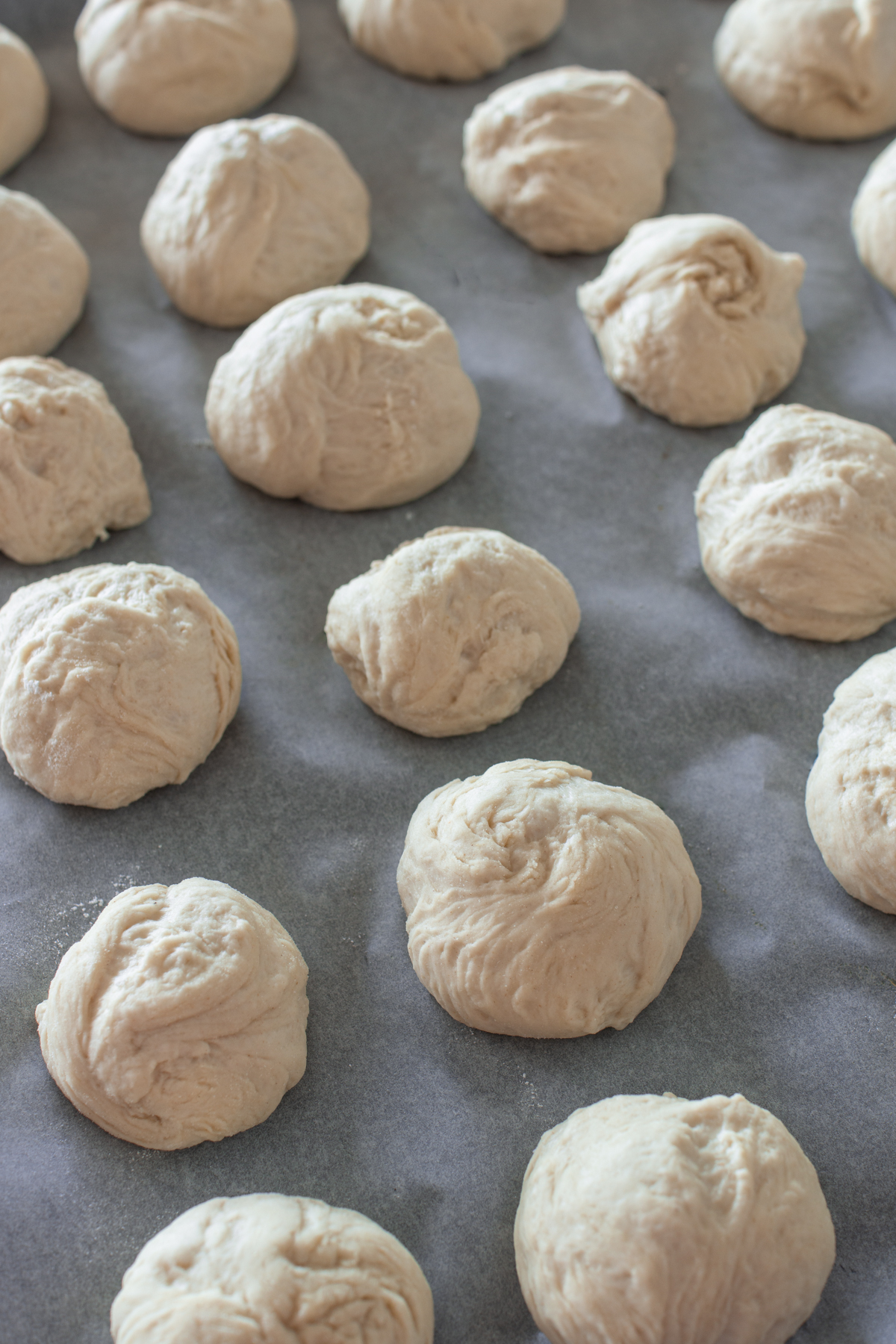 Kleine Brötchen aus dem Teig formen und auf Backblech platzieren