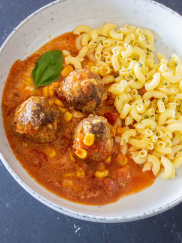 Fleischbällchen in Tomatensauce aus dem Ofen