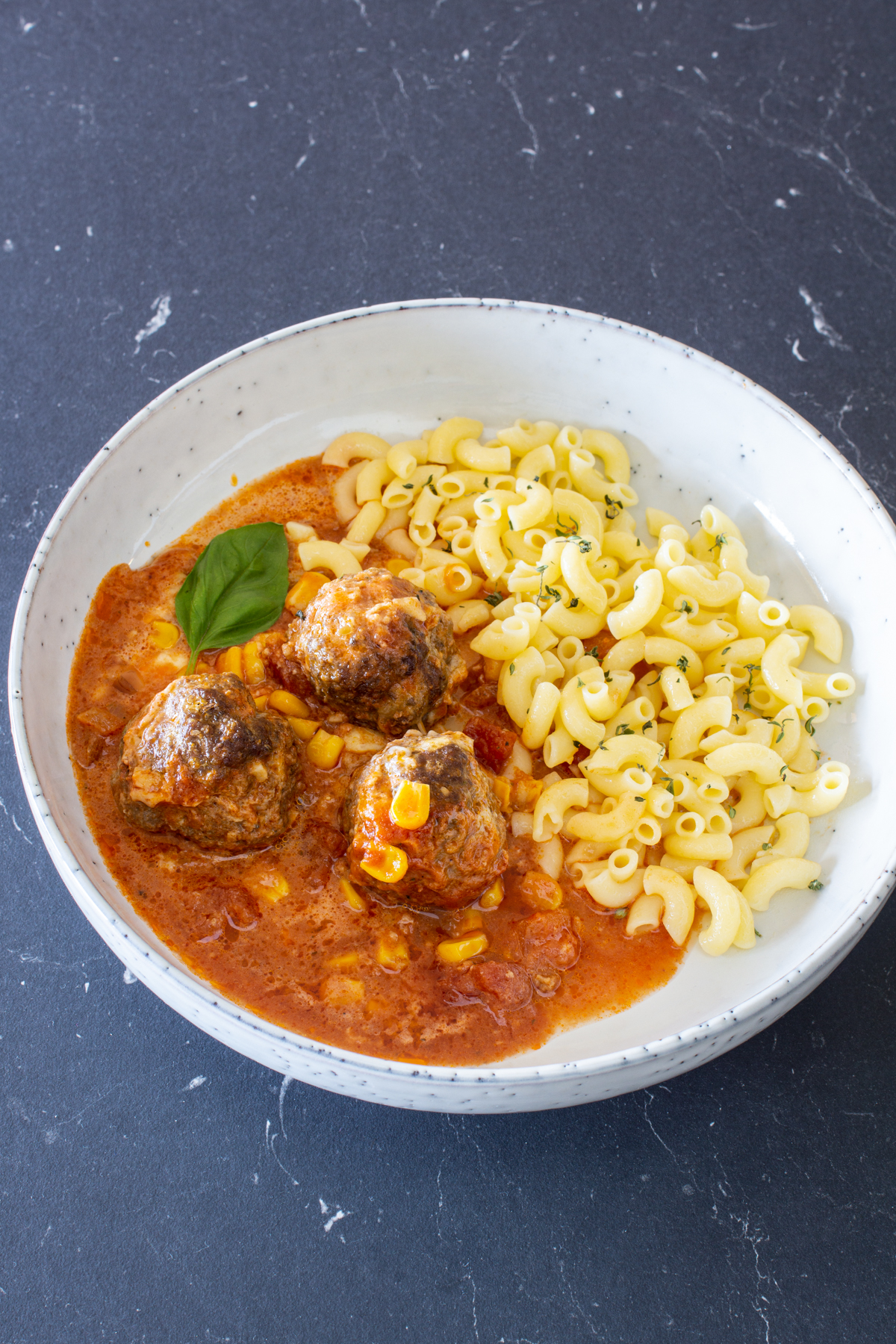 Fleischbällchen aus dem Ofen mit leckerer Tomatensauce