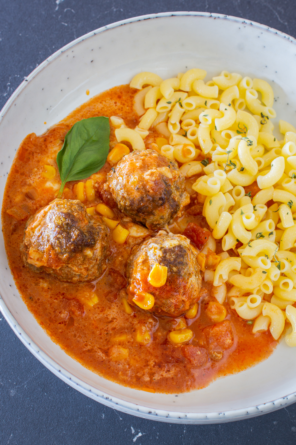 Fleischbällchen mit Tomatensauce aus dem Ofen