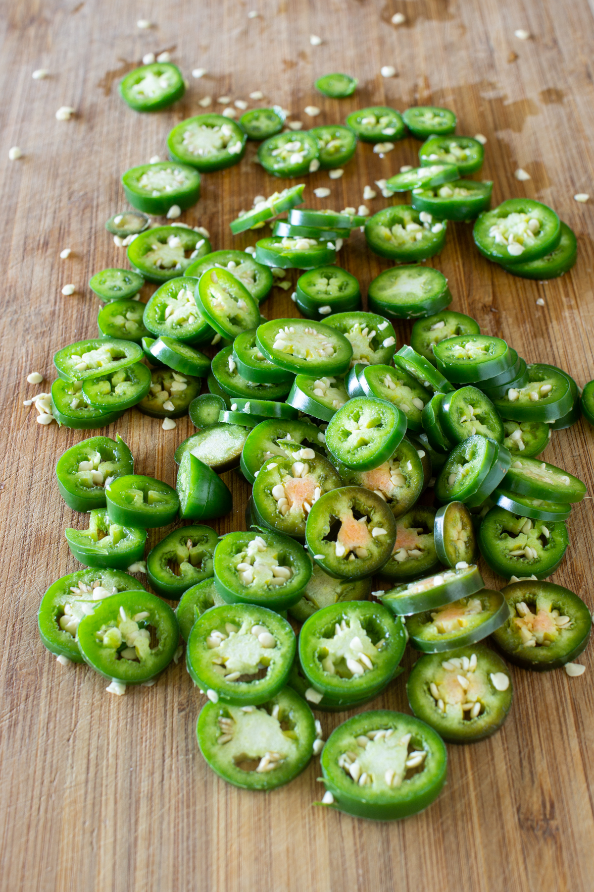 Jalapenos in Scheiben schneiden