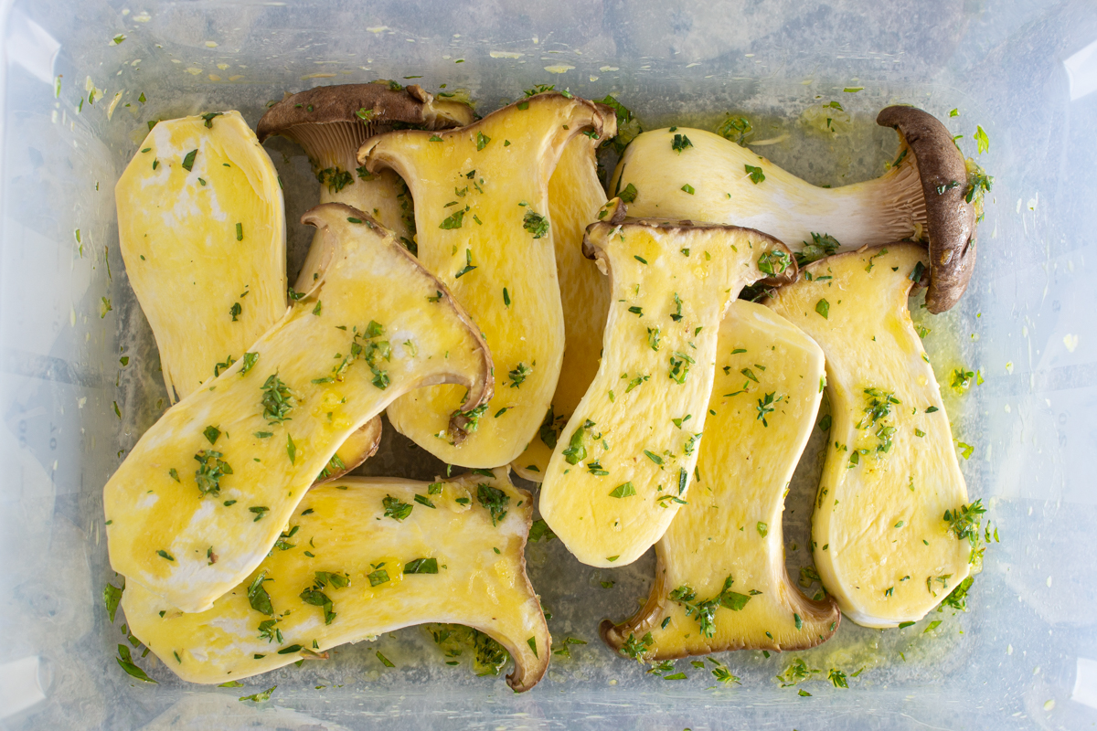 Kräuterseitlinge grillen | In Kräutermarinade einlegen