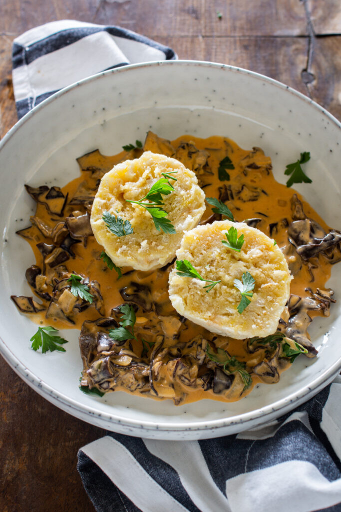 Semmelknödel mit Asia-Pilzcremesauce