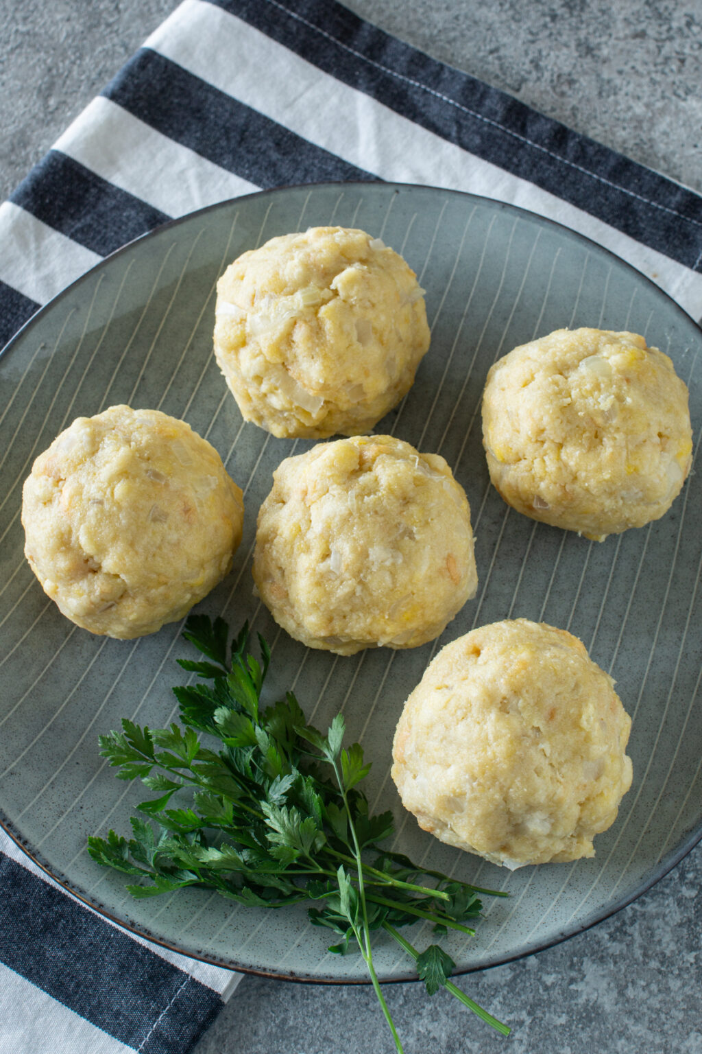 Semmelknödel machen | Einfaches Grundrezept - LieberBacken