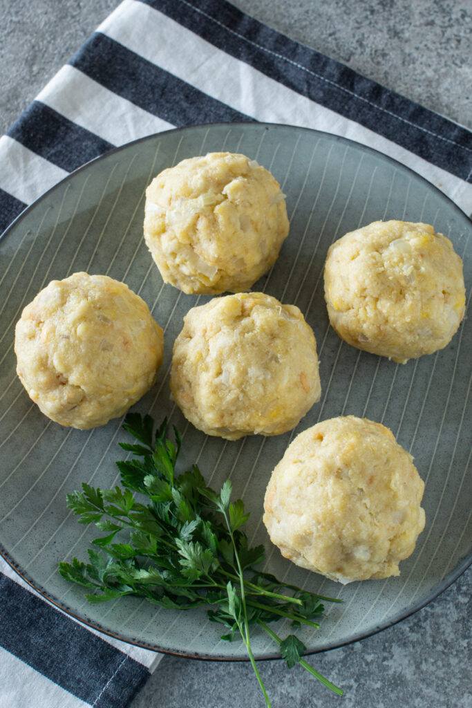 Semmelknödel machen | Einfaches Grundrezept - LieberBacken